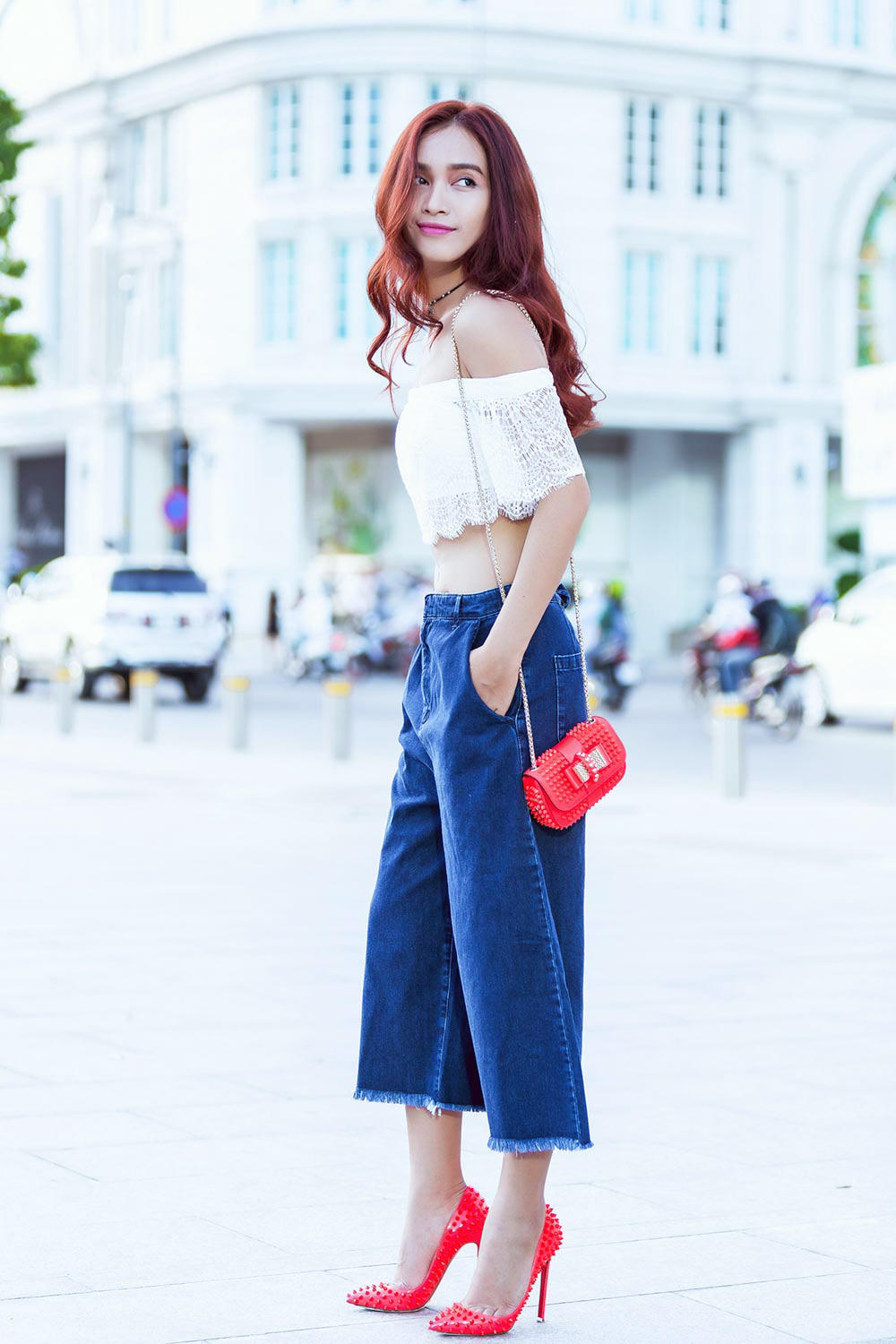 Kết quả hình ảnh cho Áo trễ vai + quần jeans cắt gấu + giày cao gót