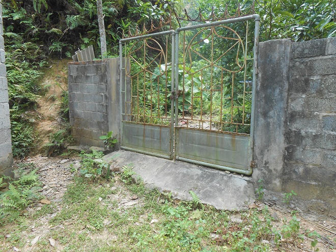 Thi thể bé trai cổ cuốn dây xích, buộc vào trụ bê tông dưới đáy ao - không tìm thấy hung thủ