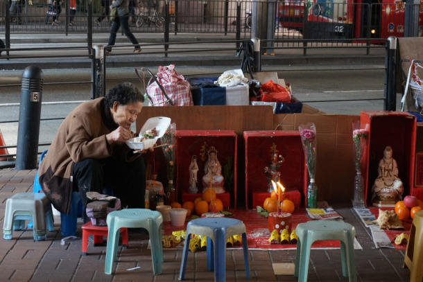 Xem 'yêu sư' chuyên nghiệp trừ tà bằng giầy cũ