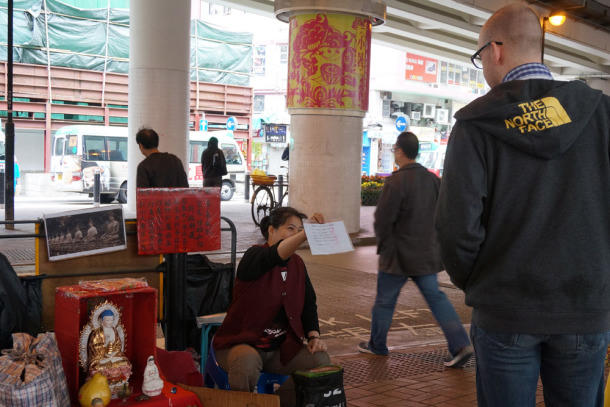 Xem 'yêu sư' chuyên nghiệp trừ tà bằng giầy cũ