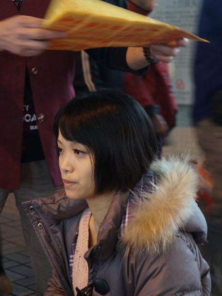 Xem 'yêu sư' chuyên nghiệp trừ tà bằng giầy cũ