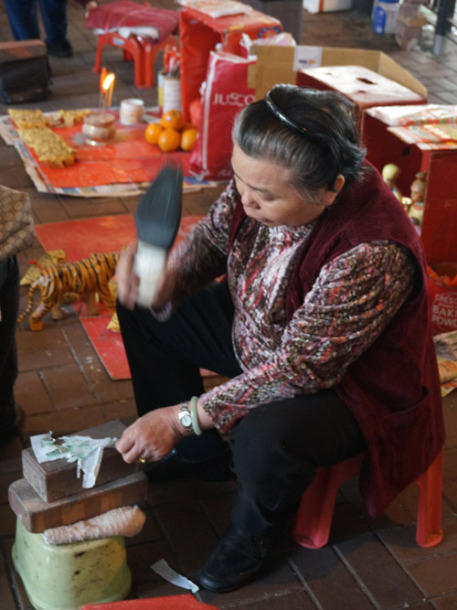 Xem 'yêu sư' chuyên nghiệp trừ tà bằng giầy cũ