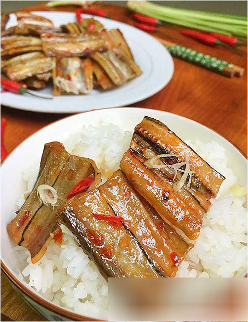 Đưa cơm với cá khô sốt chua ngọt