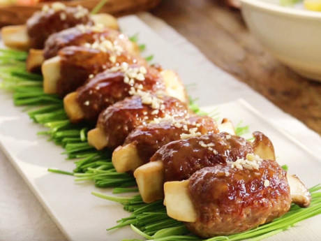 Kết quả hình ảnh cho Thơm nức mũi thịt bò bọc nấm đùi gà