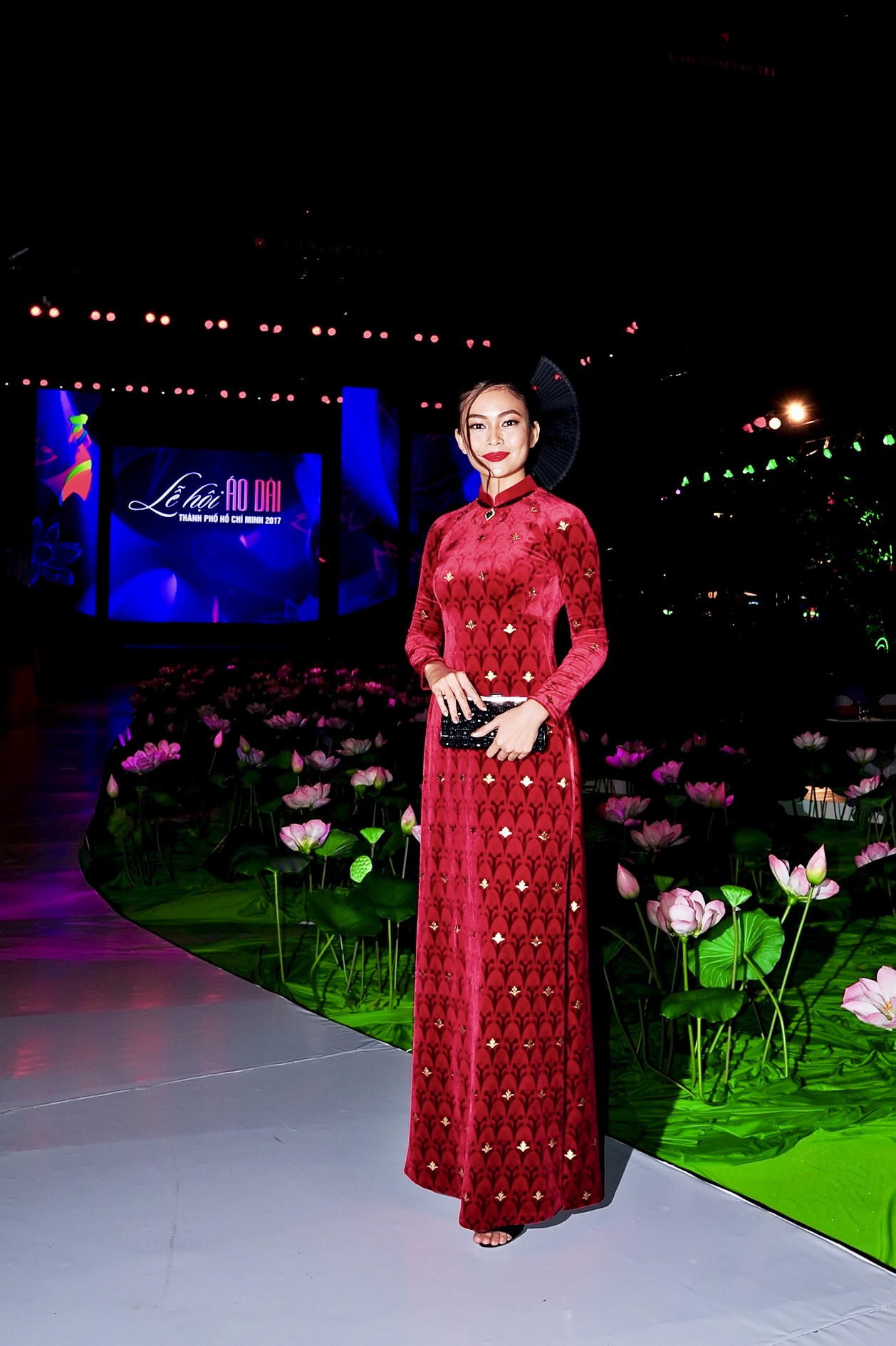 Quán quân Next Top Model Mâu Thủy diện áo dài nửa tỷ dự lễ hội