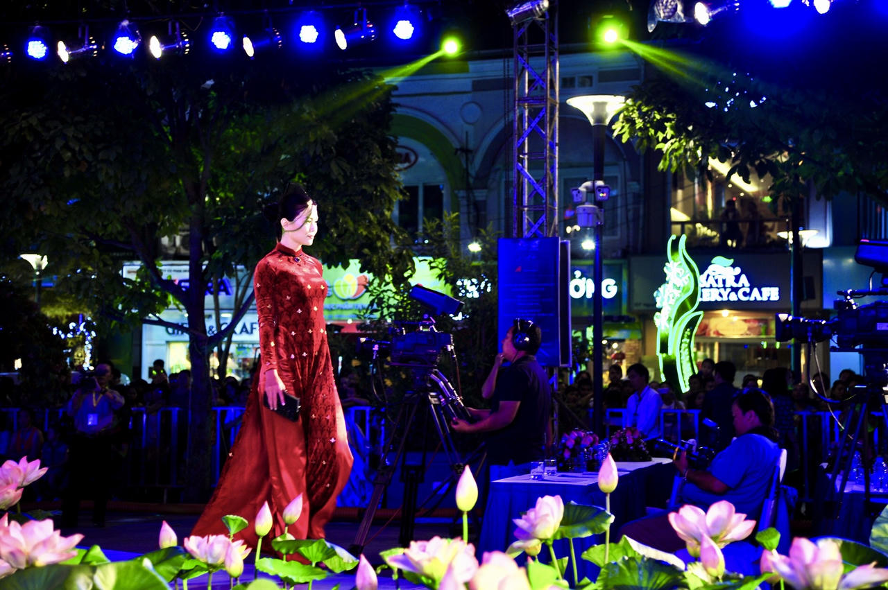 Quán quân Next Top Model Mâu Thủy diện áo dài nửa tỷ dự lễ hội