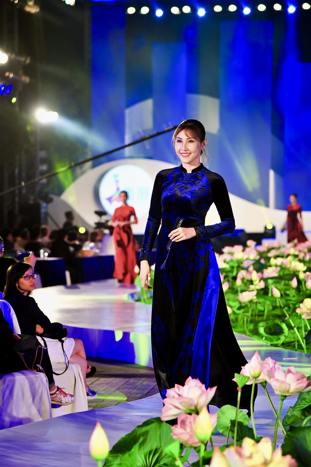 Quán quân Next Top Model Mâu Thủy diện áo dài nửa tỷ dự lễ hội