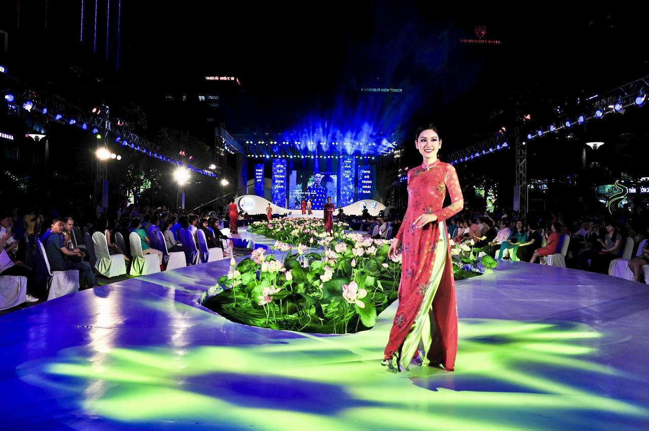 Quán quân Next Top Model Mâu Thủy diện áo dài nửa tỷ dự lễ hội