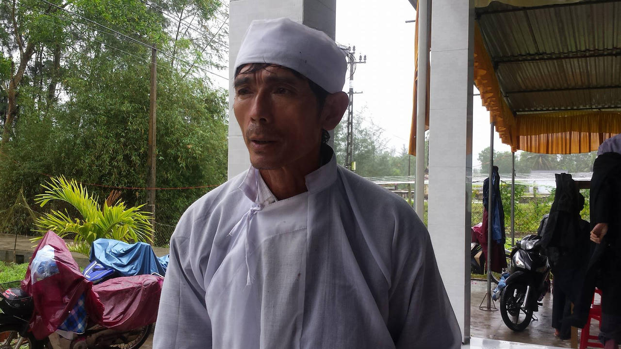 Sang Lào mở hàng gội đầu, cô gái bị kẻ cướp đột nhập vào nhà giết hại