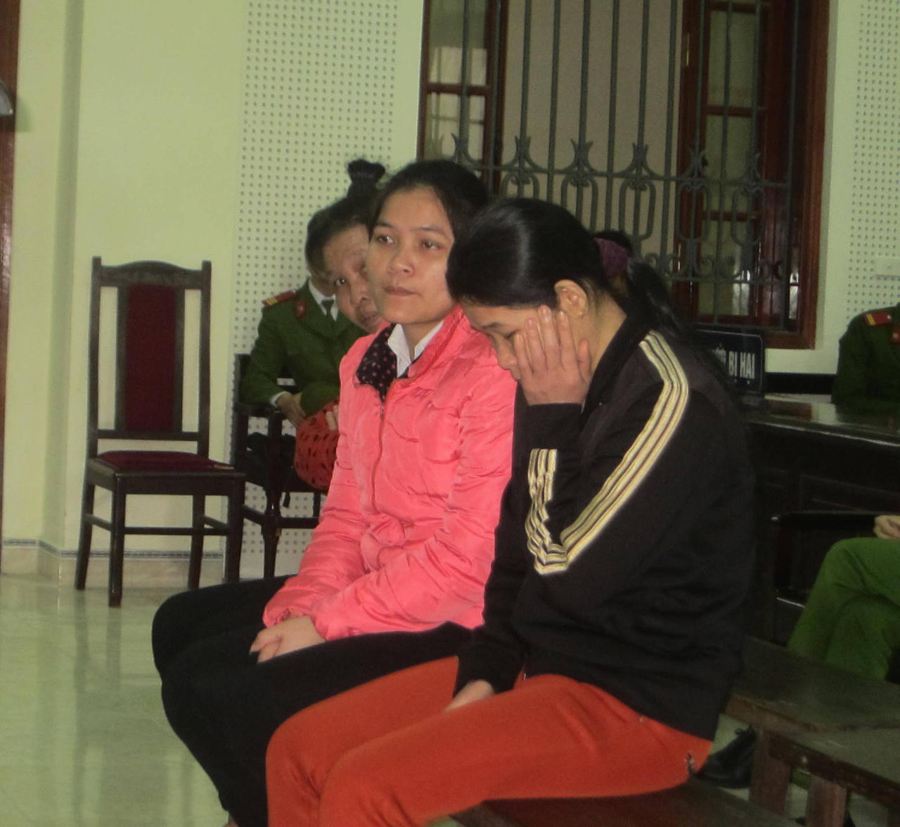 Chị nhẫn tâm bán em, cha già ôm nỗi buồn '2 tư cách tố tụng'