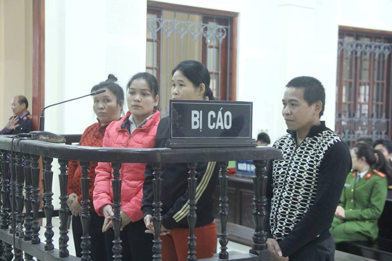 Chị nhẫn tâm bán em, cha già ôm nỗi buồn '2 tư cách tố tụng'