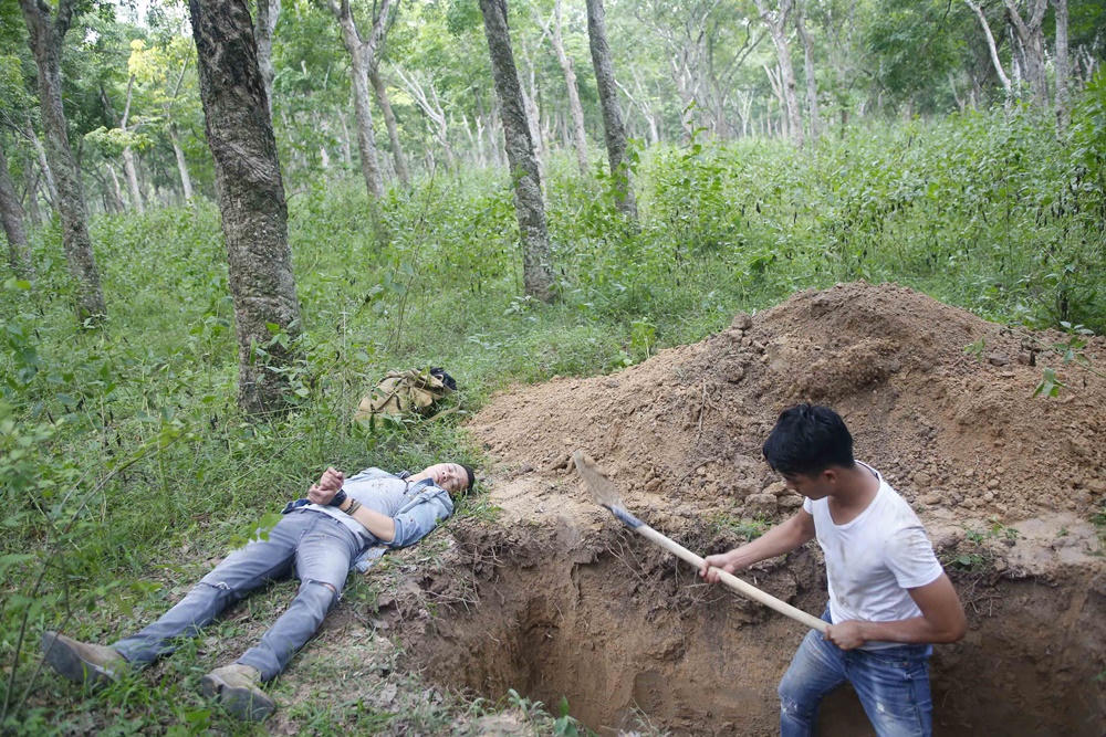 Lương Mạnh Hải bị... chôn sống hé lộ cái kết khác của 'Hot boy nổi loạn 2'