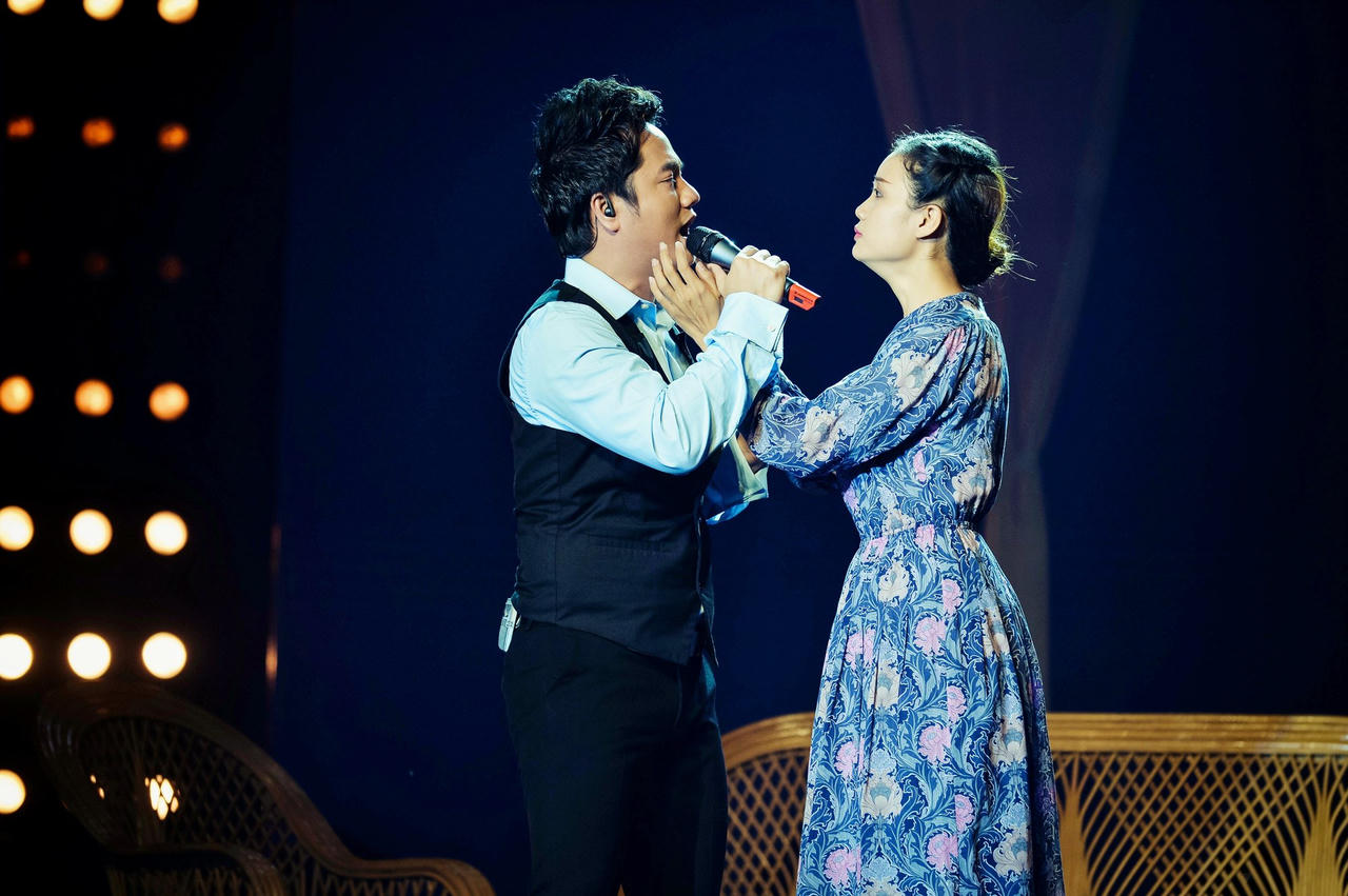 Hồng Mơ giả trai hát nhạc Elvis Phương