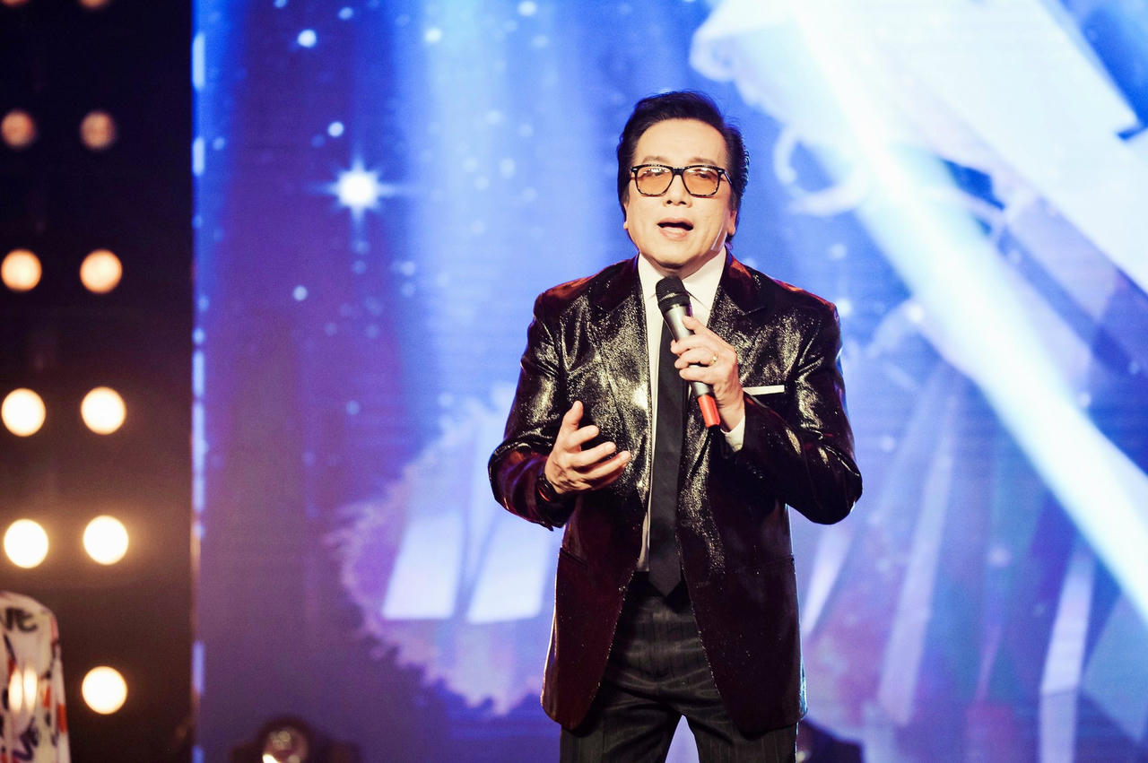 Hồng Mơ giả trai hát nhạc Elvis Phương