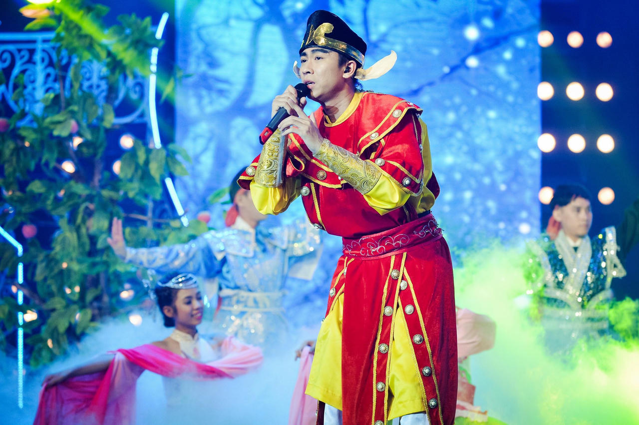 Hồng Mơ giả trai hát nhạc Elvis Phương