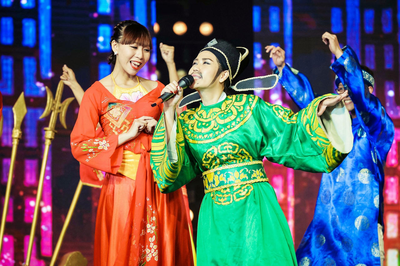 Hồng Mơ giả trai hát nhạc Elvis Phương