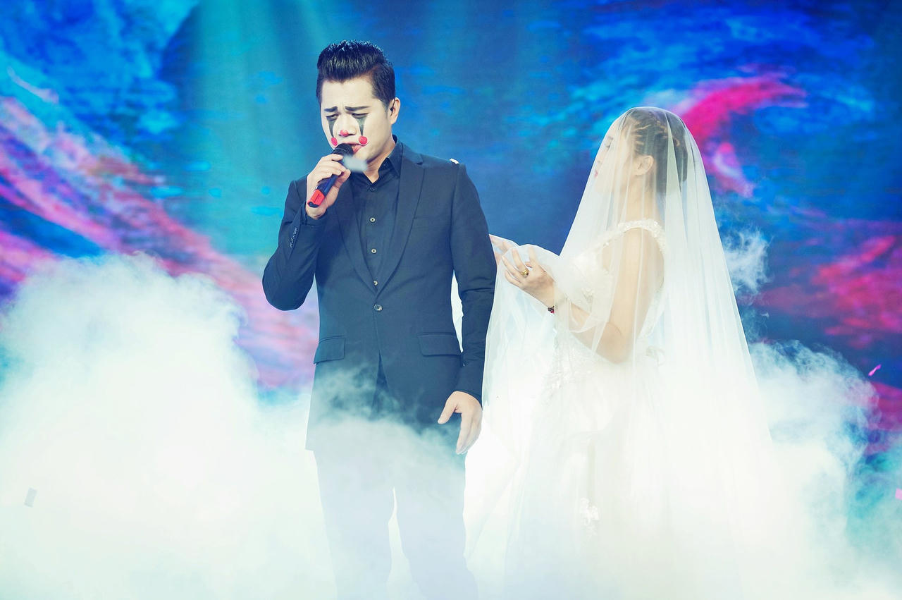 Hồng Mơ giả trai hát nhạc Elvis Phương