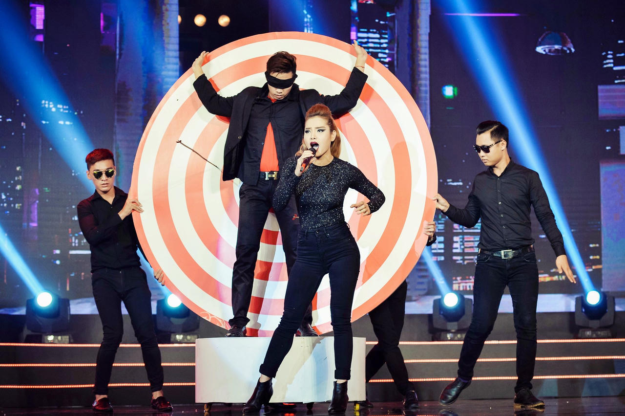 Hồng Mơ giả trai hát nhạc Elvis Phương