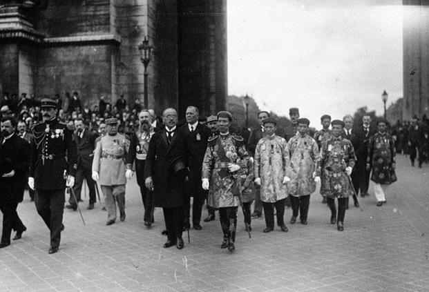 Nhà báo họ Lương - không vì quyền thế mà e ngại, nhún mình