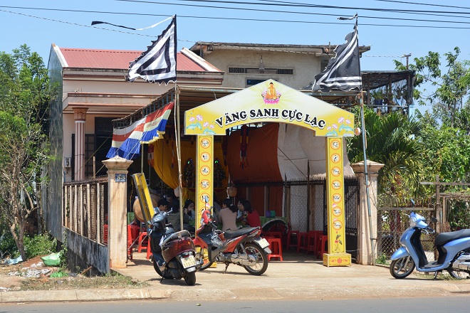 Ba đứa trẻ bỗng chốc thành mồ côi sau buổi sáng mất cả cha lẫn mẹ