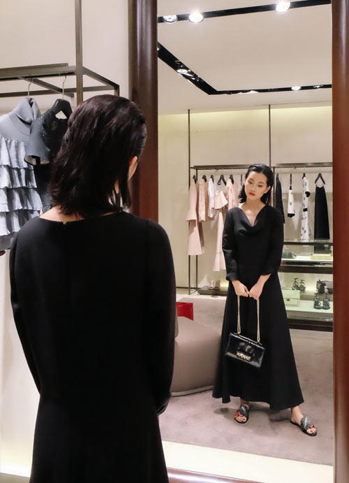 BTV Quỳnh Chi 'lộ xác' trong The Remix 