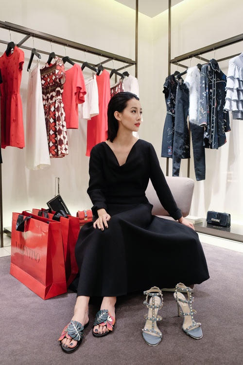 BTV Quỳnh Chi 'lộ xác' trong The Remix 