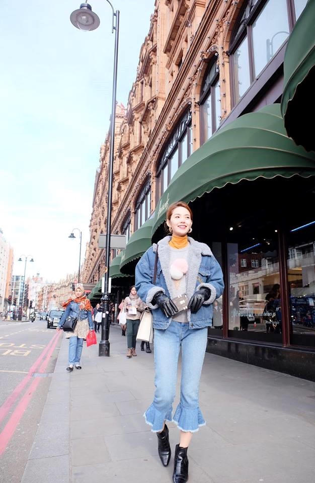 Minh Hang an gian tuoi voi loat ao khoac denim hinh anh 1