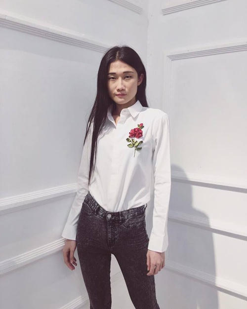 Sơ mi thêu ruy băng đơn giản mà tinh tế