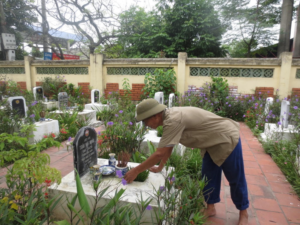 Tình nguyện làm “người thân”, chăm lo phần mộ liệt sĩ bên triền đê sông Đáy