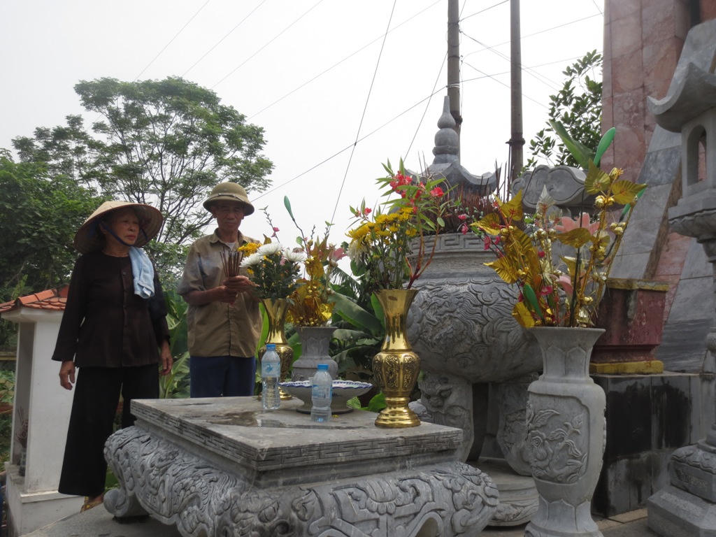 Tình nguyện làm “người thân”, chăm lo phần mộ liệt sĩ bên triền đê sông Đáy