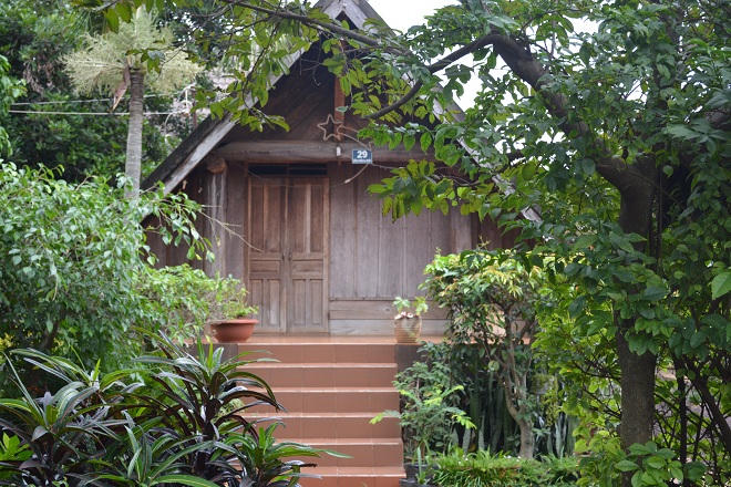 Bí ẩn về những bộ ngực đàn bà trên cầu thang gỗ của đồng bào Ê đê