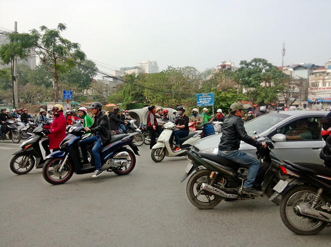 'Bà điên' phân luồng không công ở 'điểm đen' giao thông 