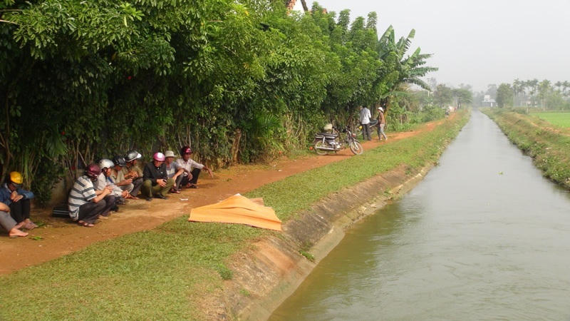 Vợ đốt chồng rồi nhảy sông tự tử