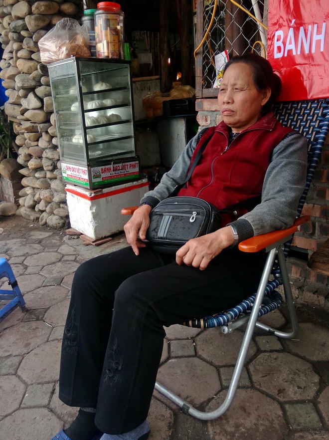 'Bà điên' phân luồng không công ở 'điểm đen' giao thông 