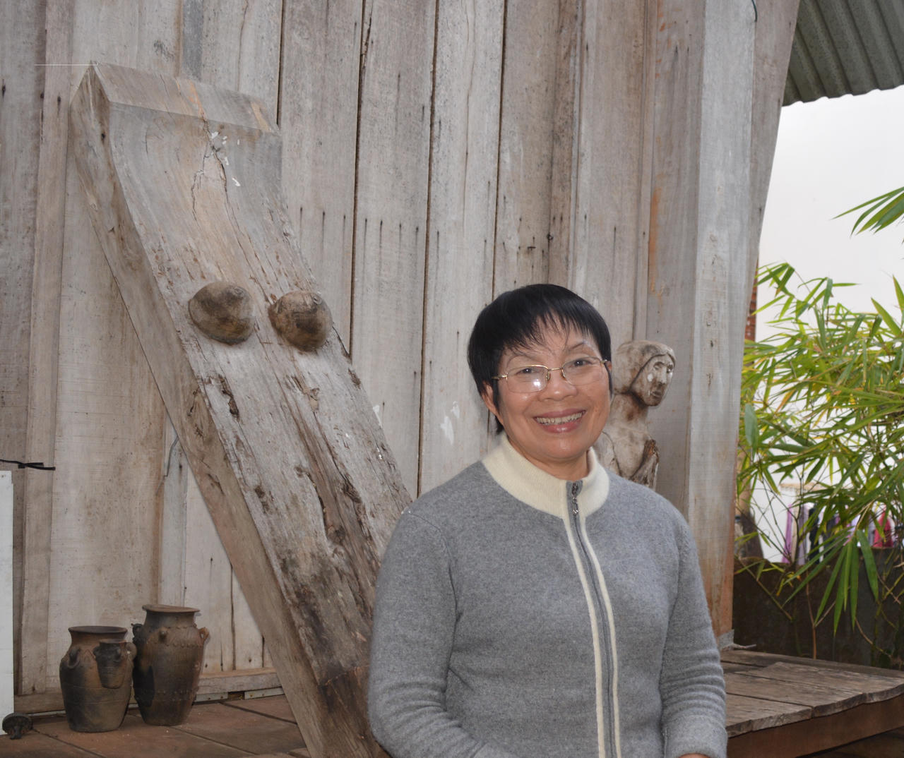 Bí ẩn về những bộ ngực đàn bà trên cầu thang gỗ của đồng bào Ê đê