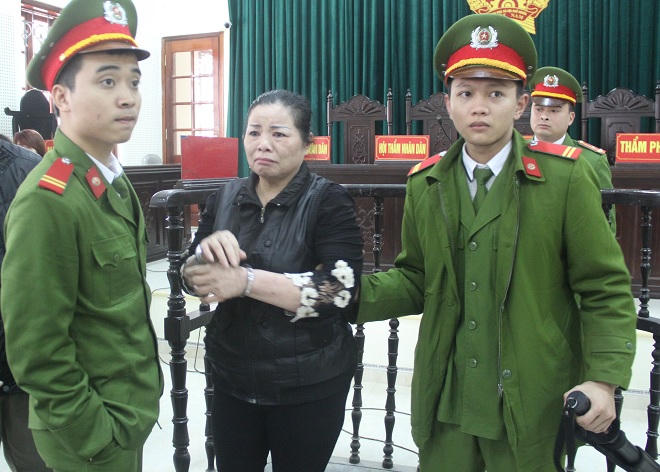 Chị buôn ma túy “dắt” em cùng ra tòa