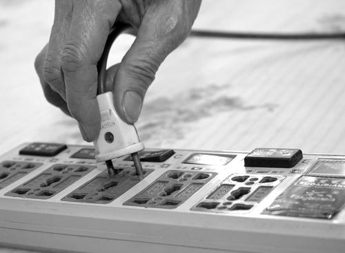 Kết quả hình ảnh cho Rút phích cắm khi không sử dụng thiết bị điện