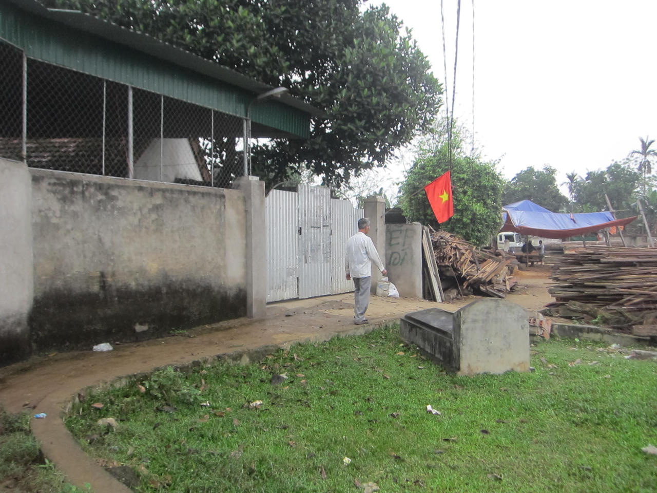 Ngôi làng nhỏ bị siết chặt giữa 'vòng vây' mồ mả