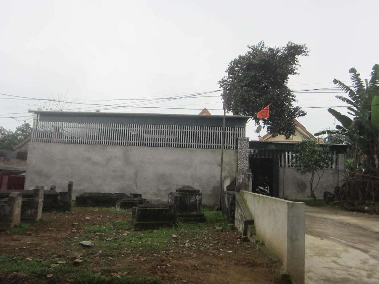 Ngôi làng nhỏ bị siết chặt giữa 'vòng vây' mồ mả