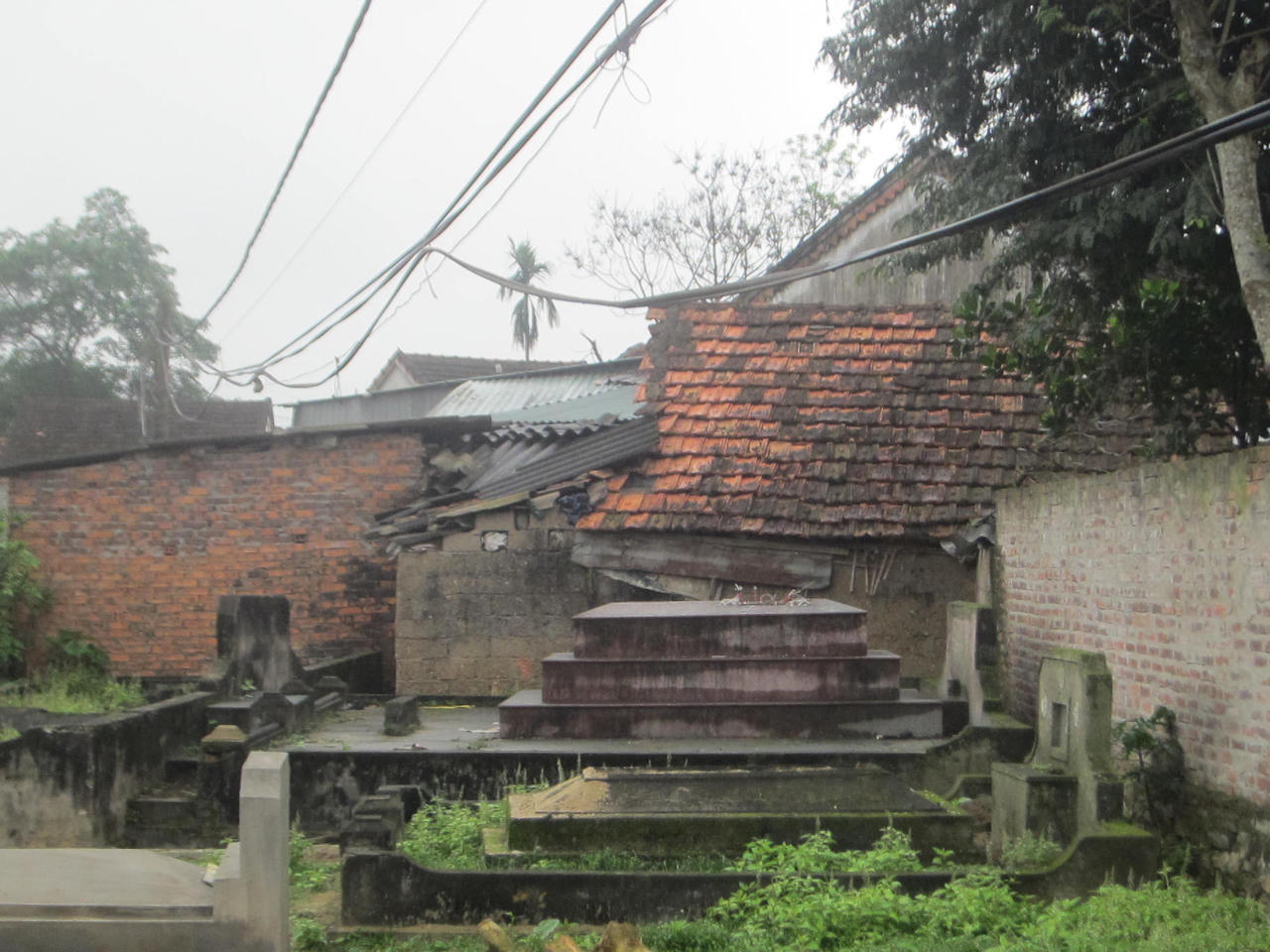 Ngôi làng nhỏ bị siết chặt giữa 'vòng vây' mồ mả