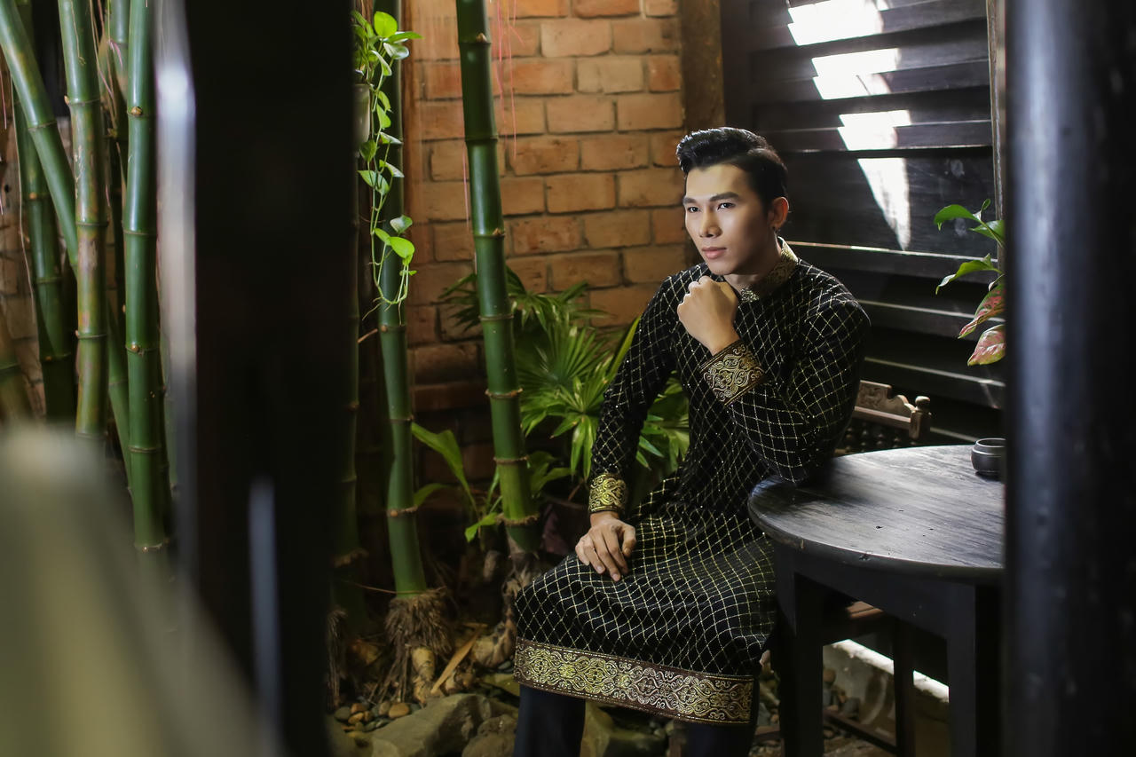 Hoa khôi Khánh Ngân dịu dàng cùng áo dài truyền thống