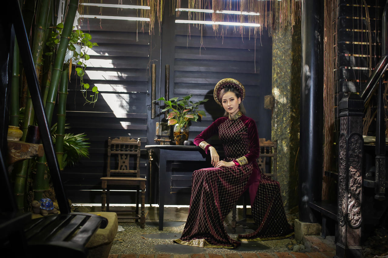 Hoa khôi Khánh Ngân dịu dàng cùng áo dài truyền thống