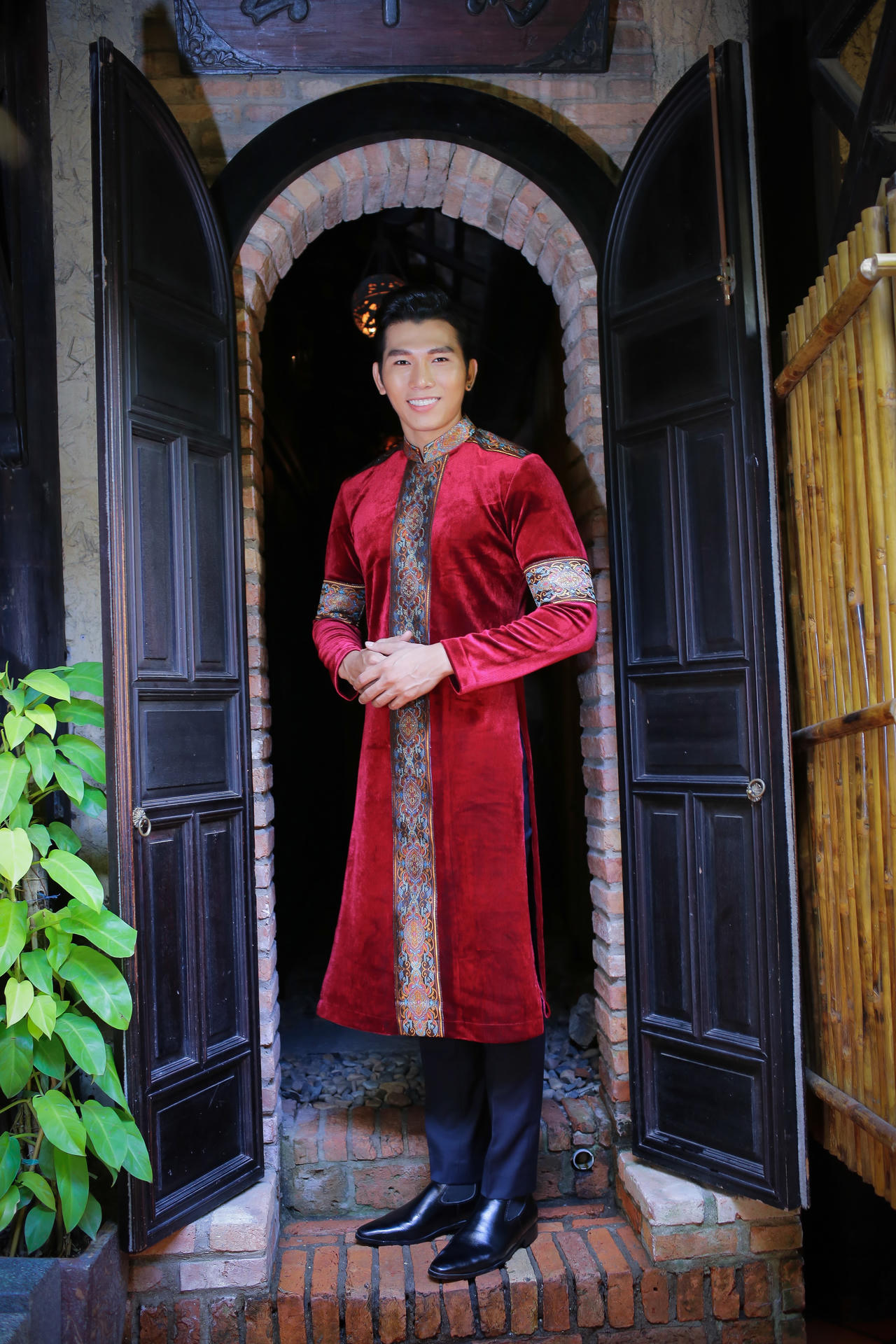 Hoa khôi Khánh Ngân dịu dàng cùng áo dài truyền thống