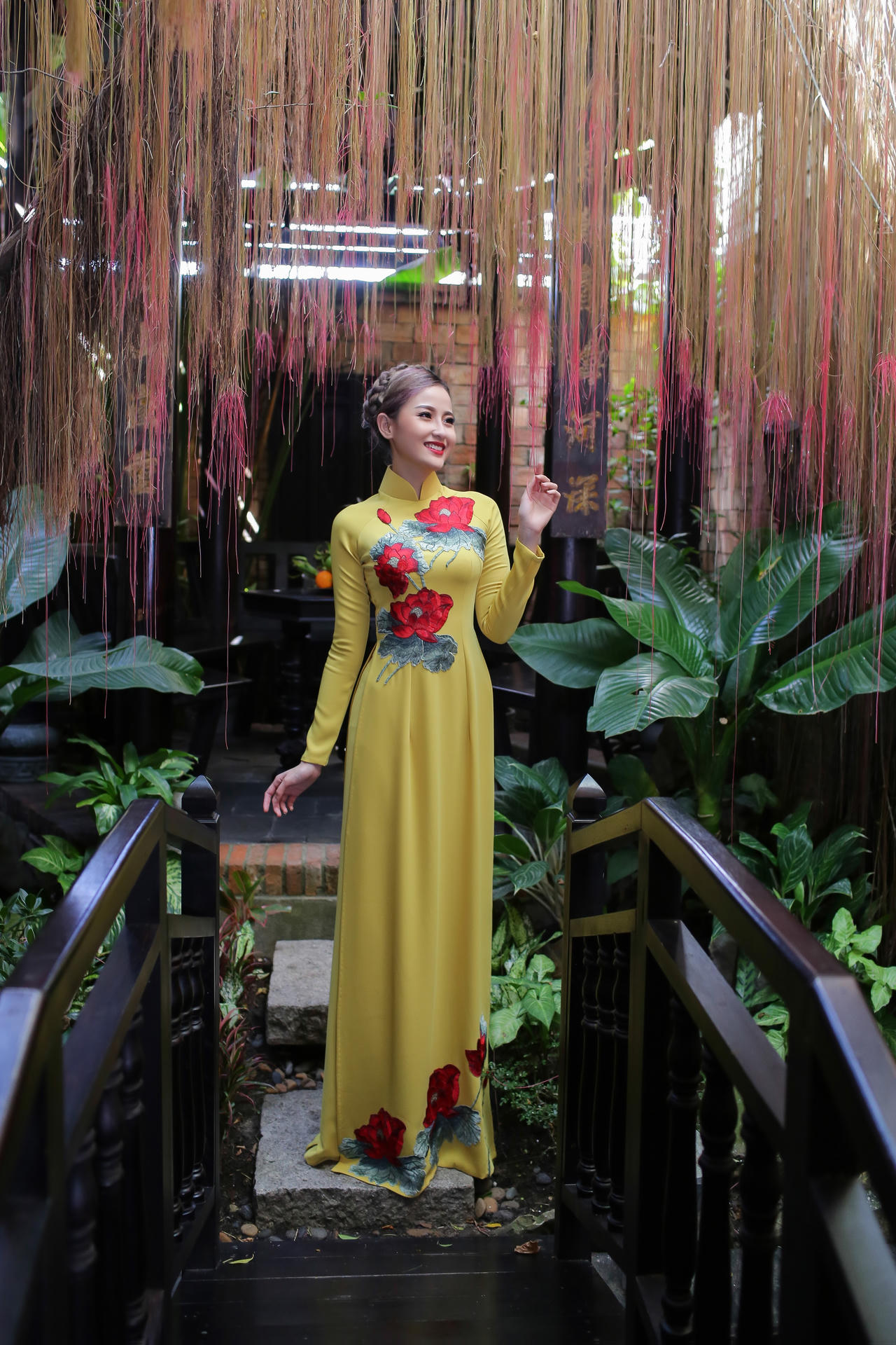 Hoa khôi Khánh Ngân dịu dàng cùng áo dài truyền thống