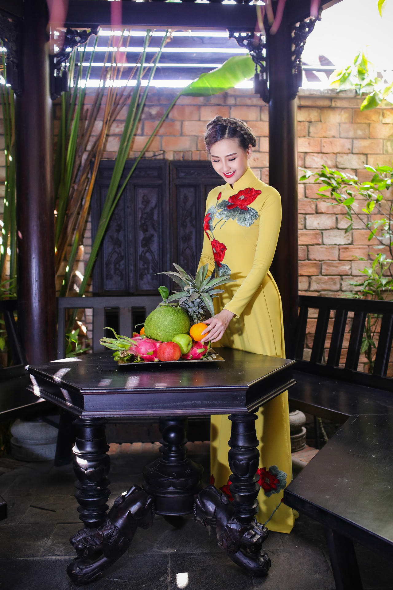 Hoa khôi Khánh Ngân dịu dàng cùng áo dài truyền thống