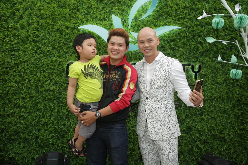 Phan Đinh Tùng tặng vợ món quà đặc biệt sau 5 năm chung sống