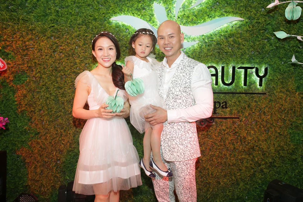 Phan Đinh Tùng tặng vợ món quà đặc biệt sau 5 năm chung sống