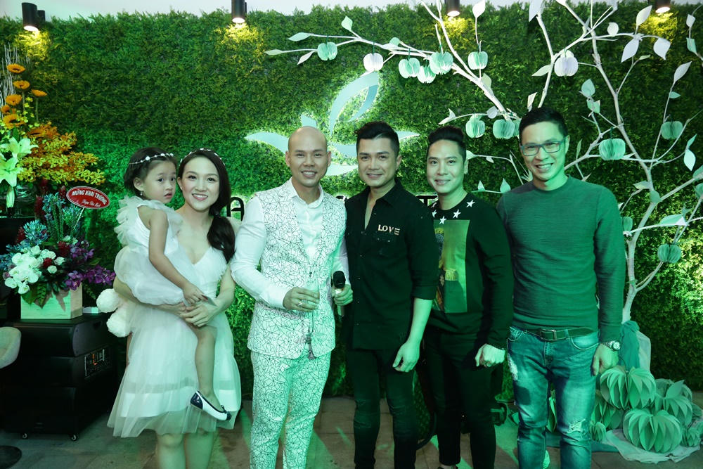 Phan Đinh Tùng tặng vợ món quà đặc biệt sau 5 năm chung sống