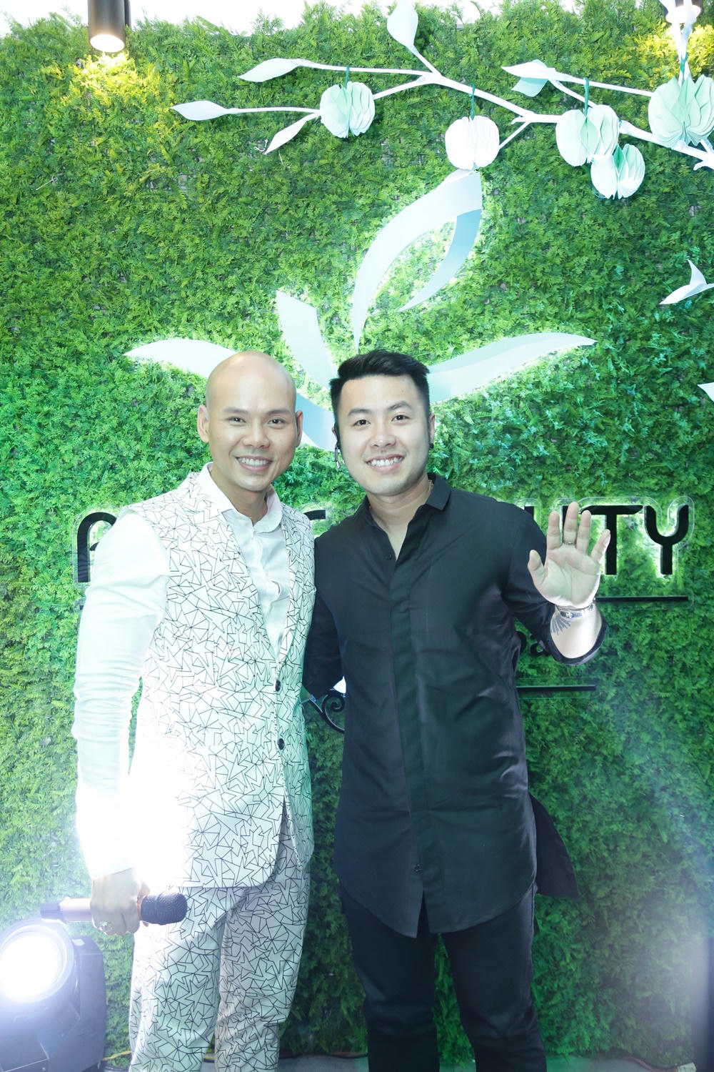 Phan Đinh Tùng tặng vợ món quà đặc biệt sau 5 năm chung sống