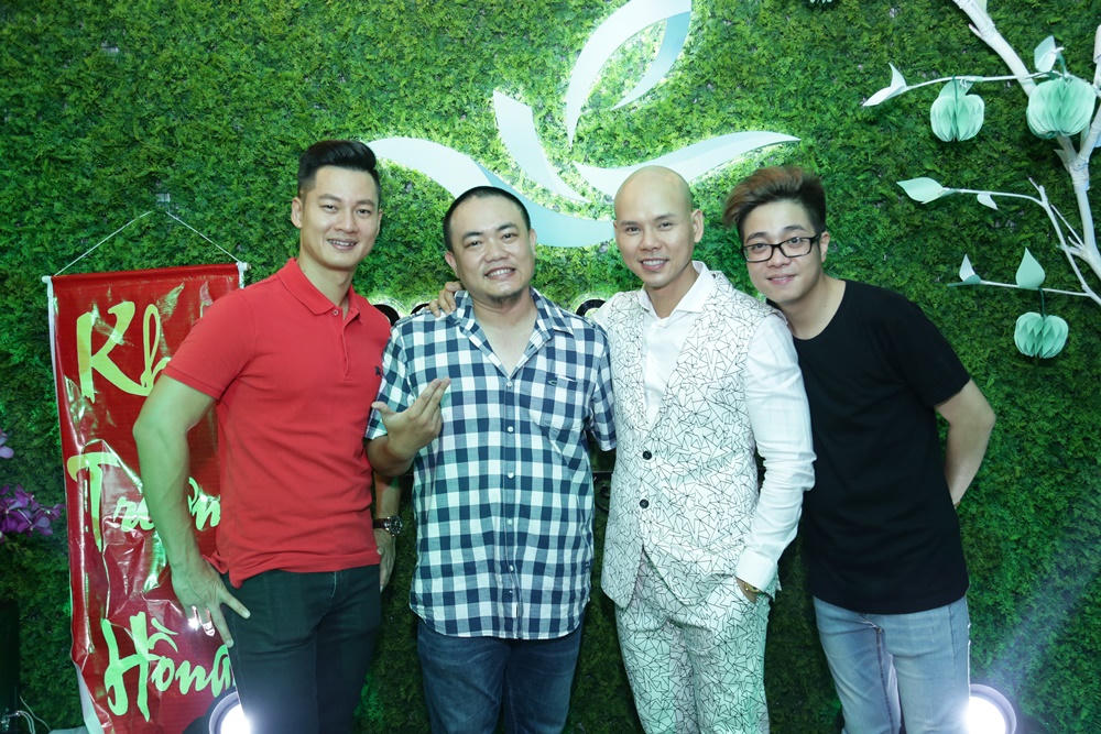 Phan Đinh Tùng tặng vợ món quà đặc biệt sau 5 năm chung sống